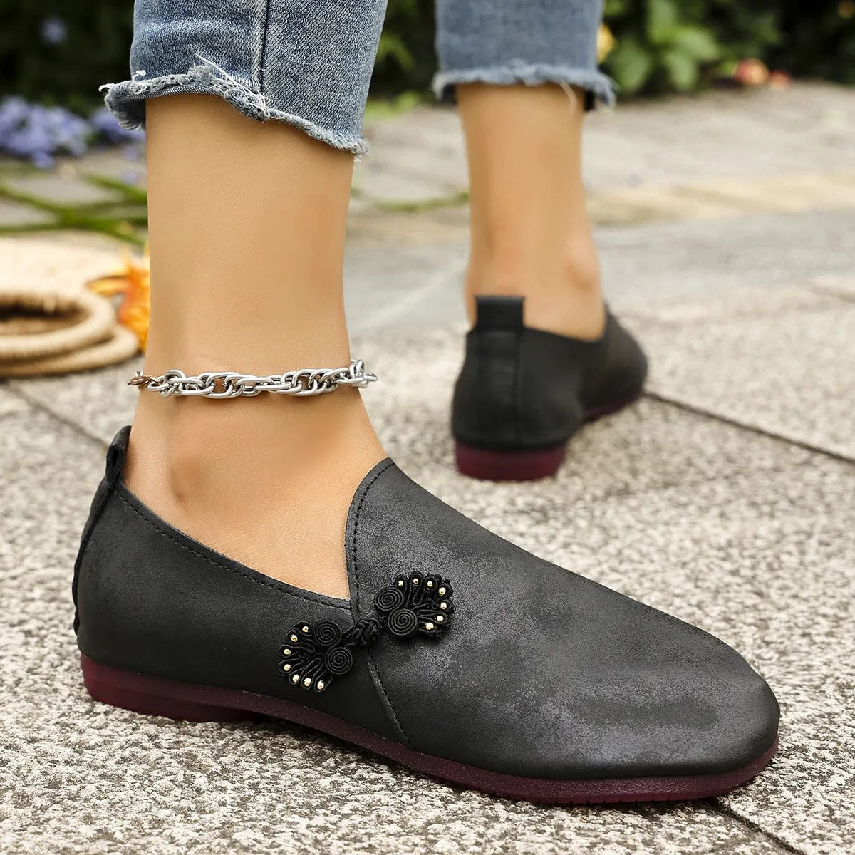 Flache Damen-Slipper im Retro-Stil mit handgemachter Stickerei - Elena