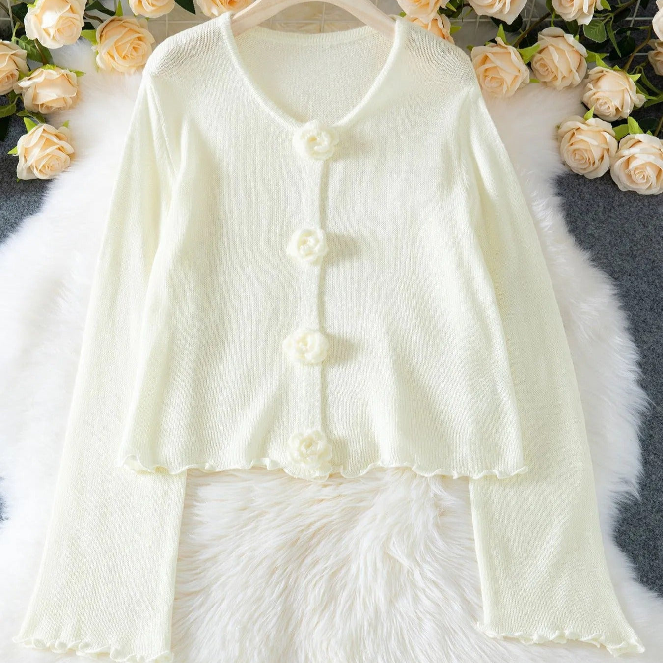 Langärmelige Damenstrickjacke mit geblümten Knöpfen - Elena