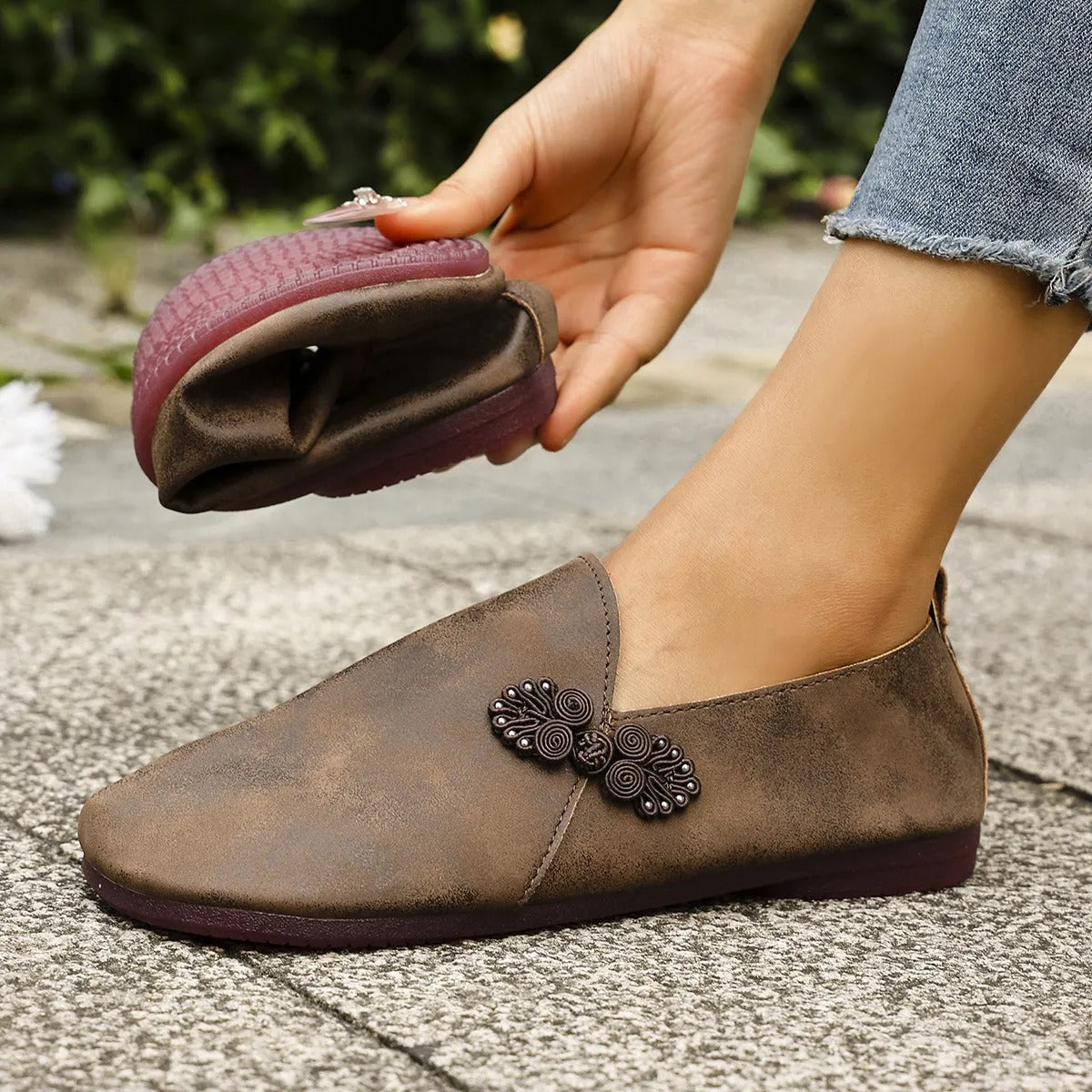 Flache Damen-Slipper im Retro-Stil mit handgemachter Stickerei - Elena