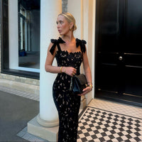 Robe ajustée avec dentelle florale et nœuds - Roselina
