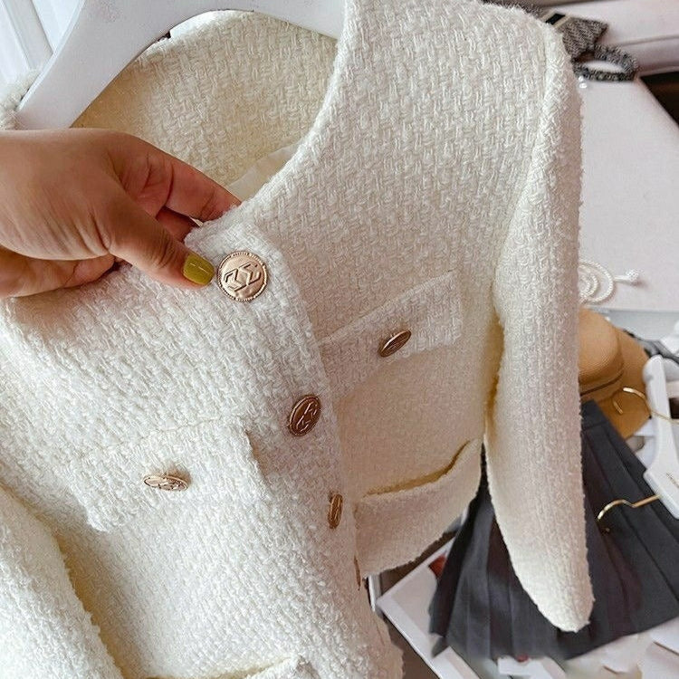 Kurze Damenjacke aus Bouclé-Stoff mit klassischem Design und Schmuckknöpfen - Noelle