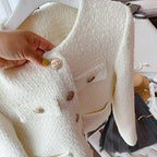 Kurze Damenjacke aus Bouclé-Stoff mit klassischem Design und Schmuckknöpfen - Noelle