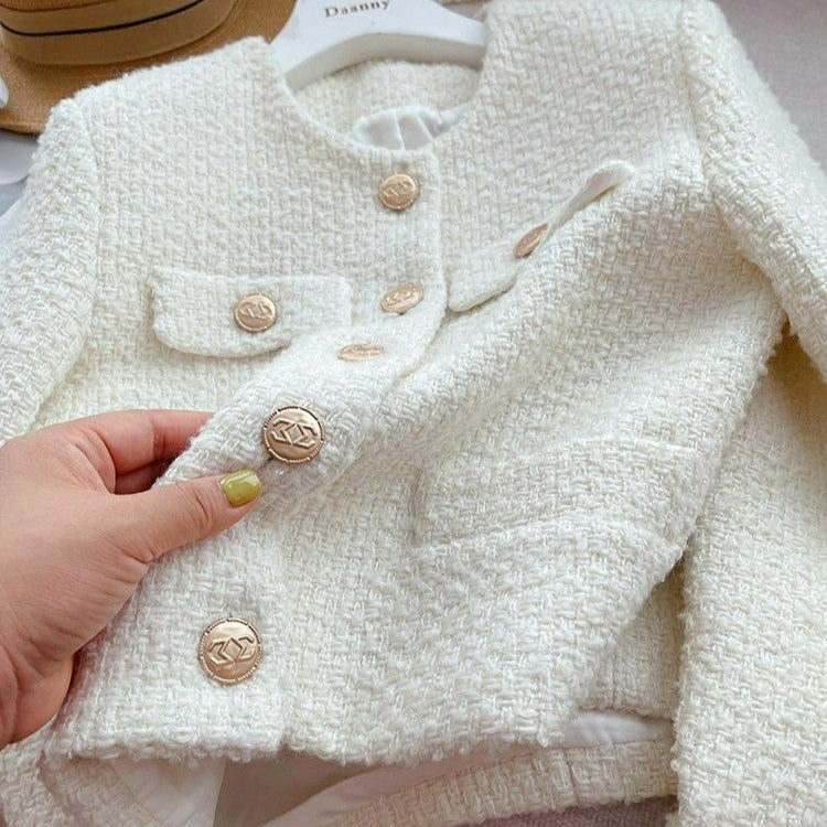 Kurze Damenjacke aus Bouclé-Stoff mit klassischem Design und Schmuckknöpfen - Noelle