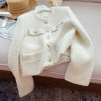 Kurze Damenjacke aus Bouclé-Stoff mit klassischem Design und Schmuckknöpfen - Noelle