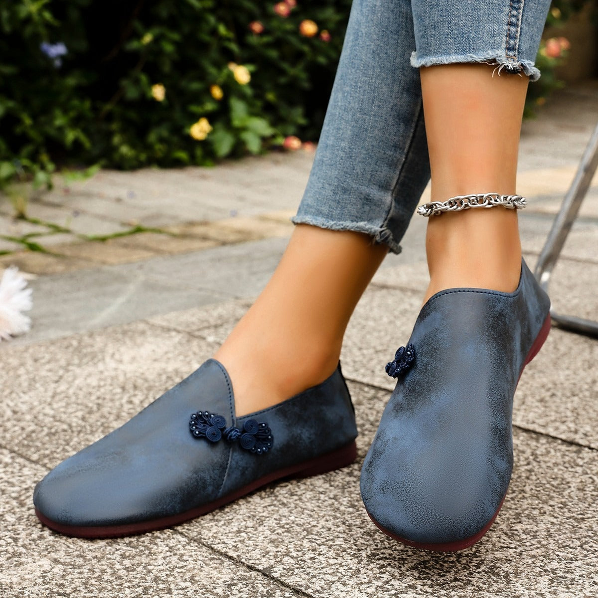 Flache Damen-Slipper im Retro-Stil mit handgemachter Stickerei - Elena