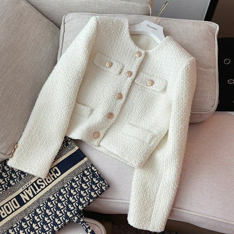 Kurze Damenjacke aus Bouclé-Stoff mit klassischem Design und Schmuckknöpfen - Noelle