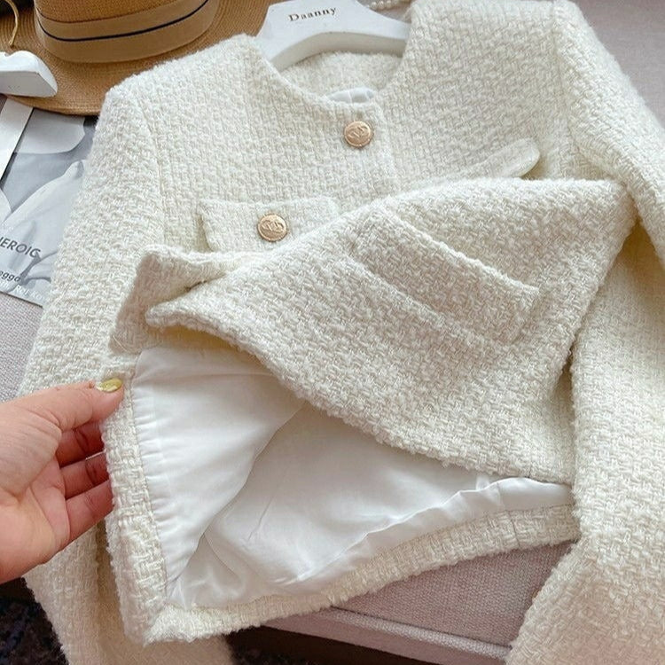 Kurze Damenjacke aus Bouclé-Stoff mit klassischem Design und Schmuckknöpfen - Noelle