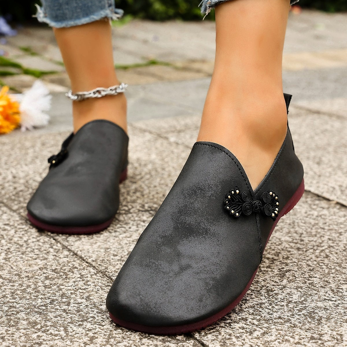 Flache Damen-Slipper im Retro-Stil mit handgemachter Stickerei - Elena