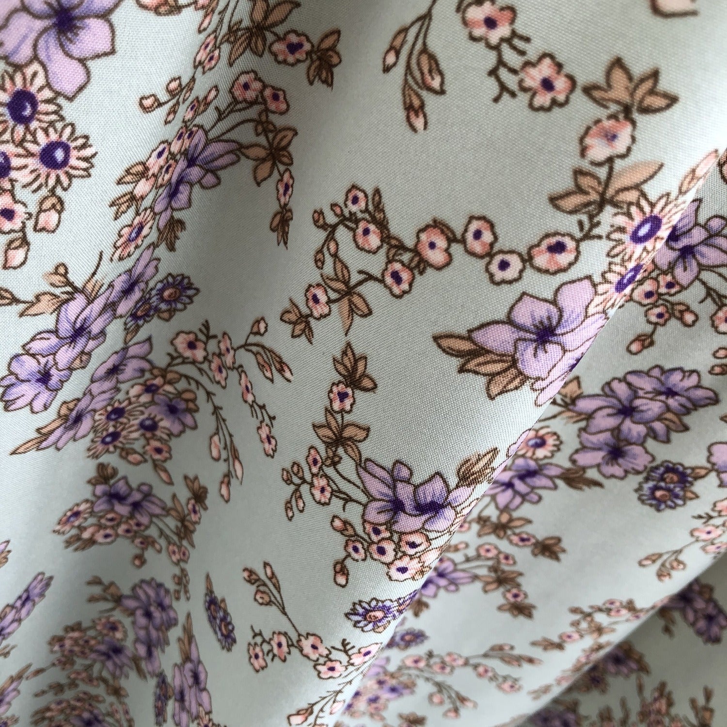 Kurzes geblümtes Frauenkleid mit Rüschen V-Ausschnitt - Mariana