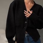 Minimalistische Damenstrickjacke mit V-Ausschnitt und tailliertem Schnitt - Libano