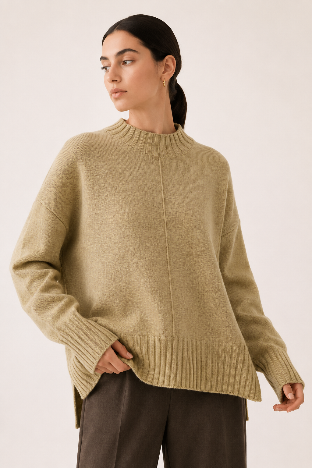 Oversize-Damenpullover mit kurzem Rollkragen und asymmetrischem Saum – Greta