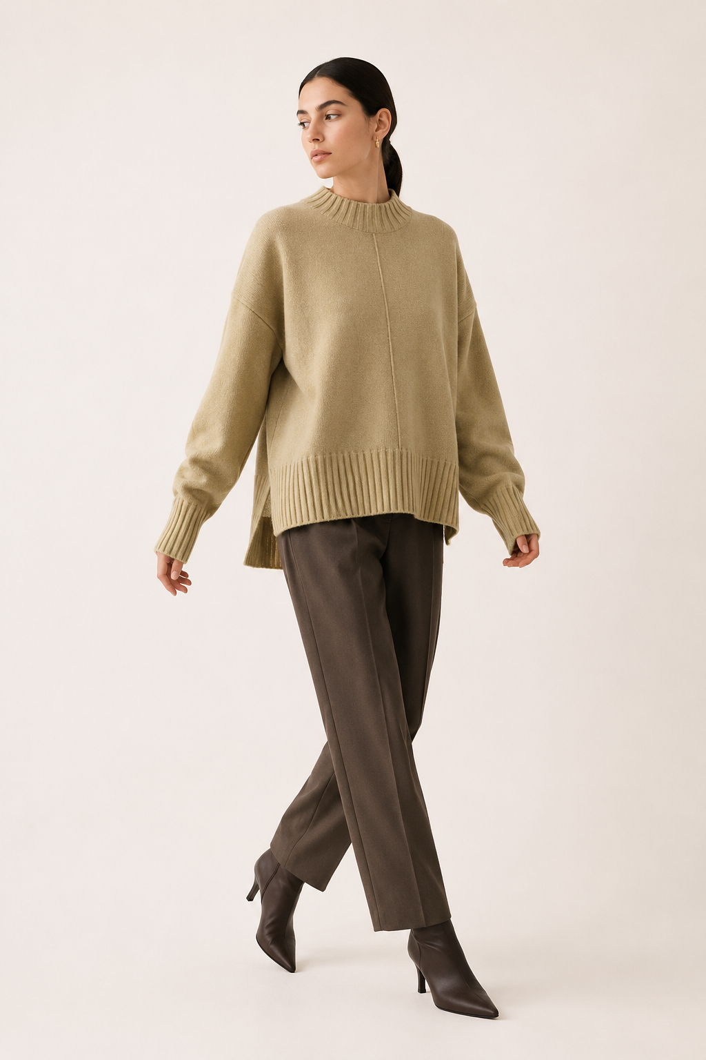 Oversize-Damenpullover mit kurzem Rollkragen und asymmetrischem Saum – Greta