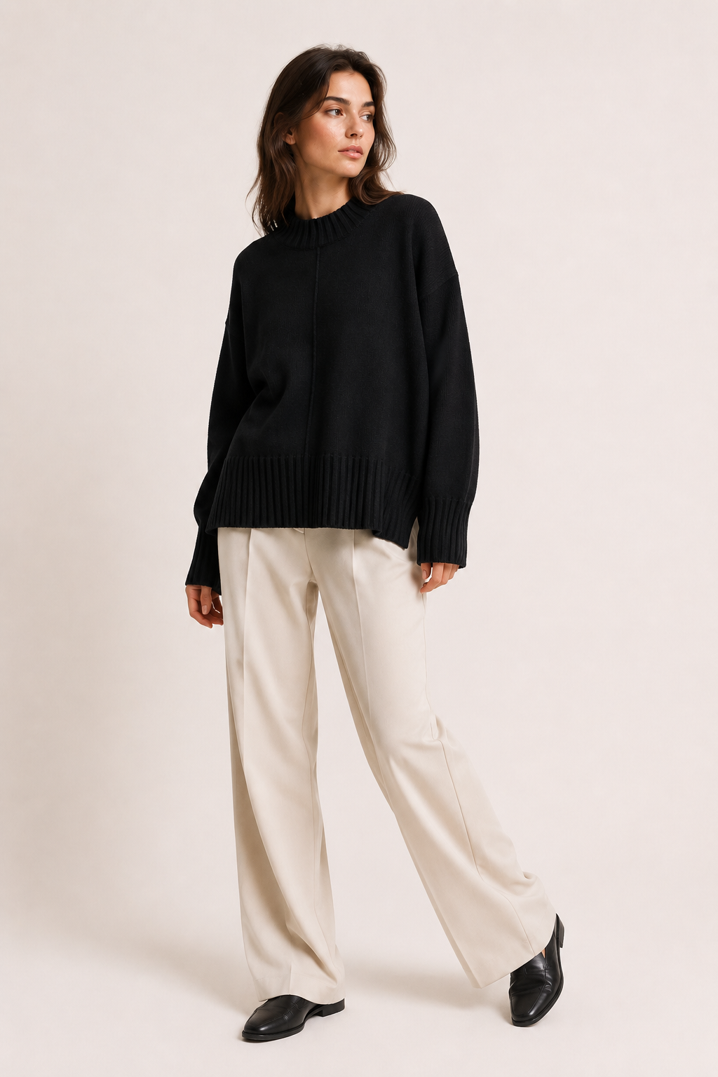 Oversize-Damenpullover mit kurzem Rollkragen und asymmetrischem Saum – Greta