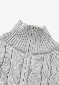 Strickpullover mit Zopfmuster und halbem Reißverschluss – Anselme