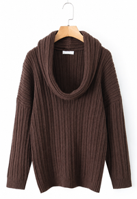 Damenpullover mit asymmetrischem Ausschnitt und freiliegender Schulter – Séverine