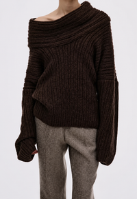 Damenpullover mit asymmetrischem Ausschnitt und freiliegender Schulter – Séverine
