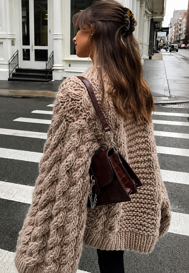 Oversize-Damenpullover mit Zopfmuster, ausgestelltem Ärmel und hohem Kragen – Nerina