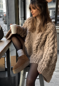 Oversize-Damenpullover mit Zopfmuster, ausgestelltem Ärmel und hohem Kragen – Nerina