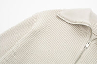 Damenpullover mit Streifen, halbem Reißverschluss und Stehkragen – Holly