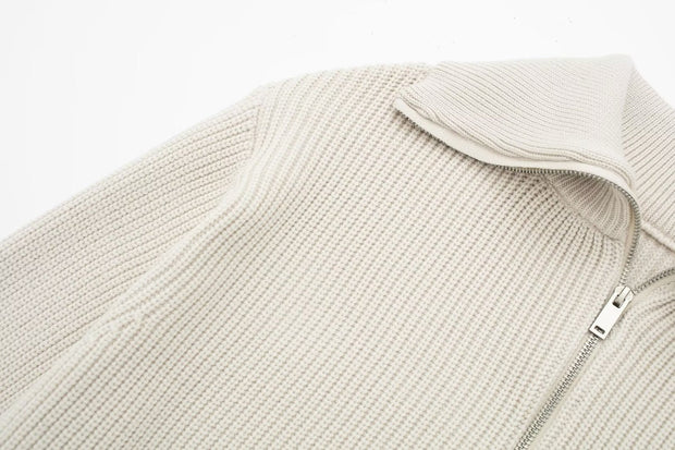 Damenpullover mit Streifen, halbem Reißverschluss und Stehkragen – Holly