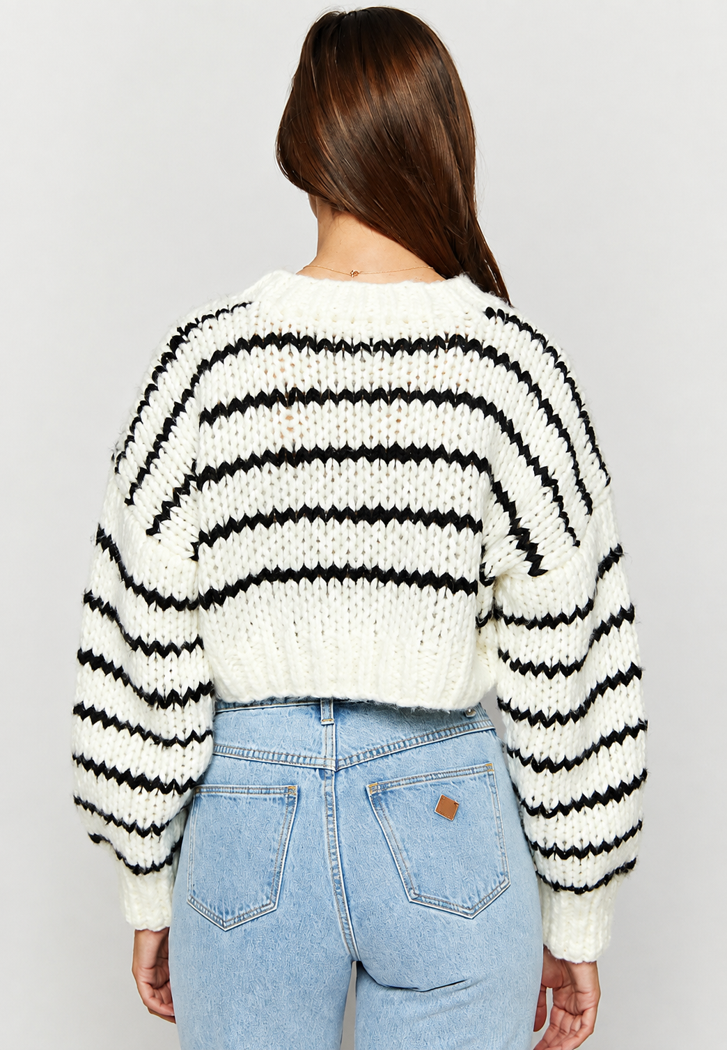 Oversize-Pullover aus grob gestricktem Material mit weiten Ärmeln und Rundhalsausschnitt – Ovacona