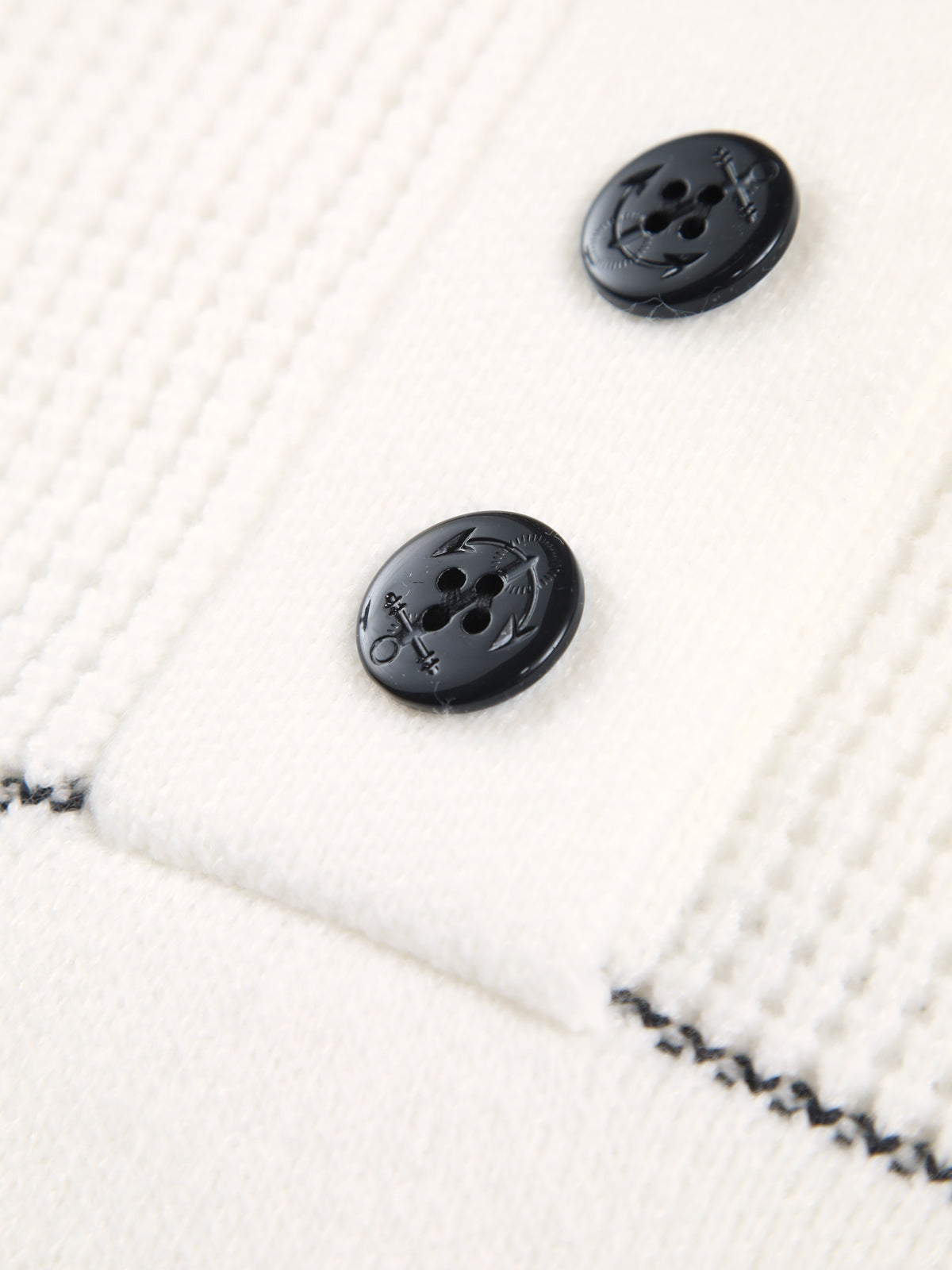 Damen-Strickpullover mit hohem Kragen, Knopfleiste und horizontalen Streifen – Nele