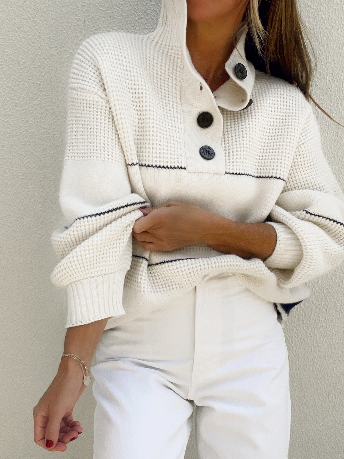 Damen-Strickpullover mit hohem Kragen, Knopfleiste und horizontalen Streifen – Nele
