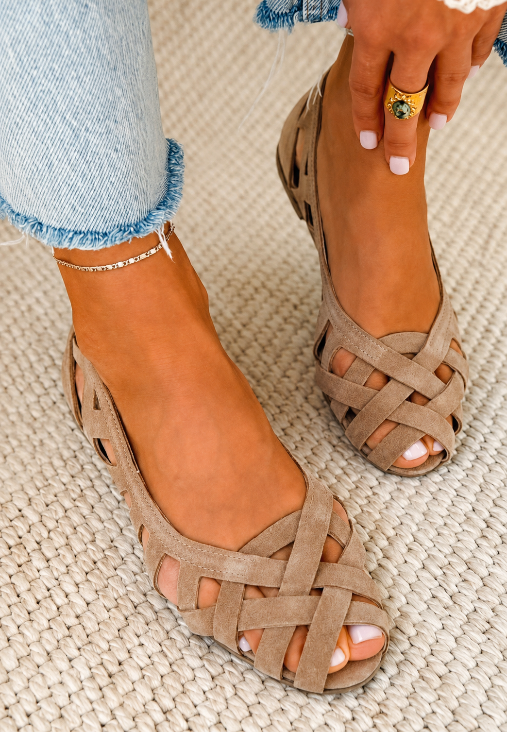 Flache orthopädische Damensandalen mit ineinander verschlungenen Riemen – Anke