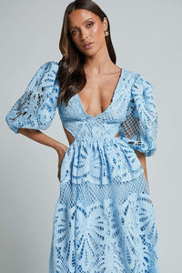 Sandra - Robe midi avec dentelle brodée et découpes