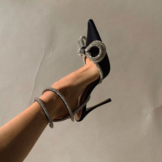 Layla - Escarpins en satin à bout pointu avec strass étincelants et bride cheville papillon