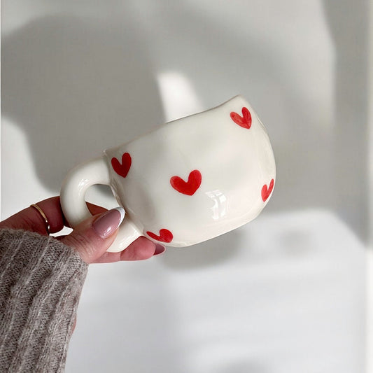 Tasse en céramique pour la maison avec motif de cœurs