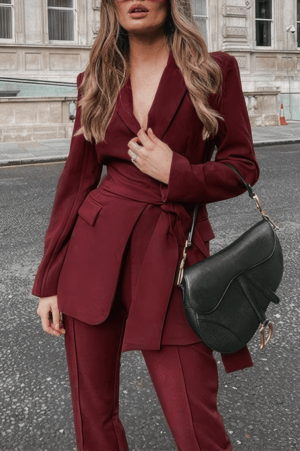 Zweiteiliges Damenkostüm mit Blazer, Gürtel und gerader Hose – Camilla