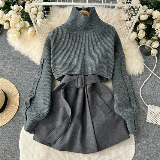Costume deux pièces avec jupe courte en maille et gilet, élégant et polyvalent, parfait pour un look contemporain et féminin.