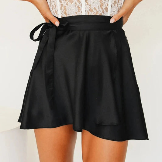 Jupe enveloppante élégante et féminine en satin à taille haute, parfaite pour les looks raffinés et les soirées spéciales.
