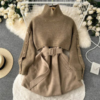 Costume deux pièces avec jupe courte en maille et gilet, élégant et polyvalent, parfait pour un look contemporain et féminin.