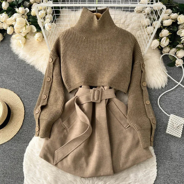 Costume deux pièces avec jupe courte en maille et gilet, élégant et polyvalent, parfait pour un look contemporain et féminin.