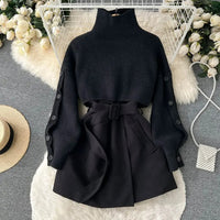 Costume deux pièces avec jupe courte en maille et gilet, élégant et polyvalent, parfait pour un look contemporain et féminin.