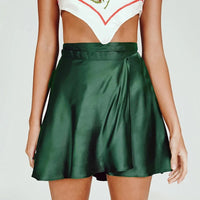 Jupe enveloppante élégante et féminine en satin à taille haute, parfaite pour les looks raffinés et les soirées spéciales.