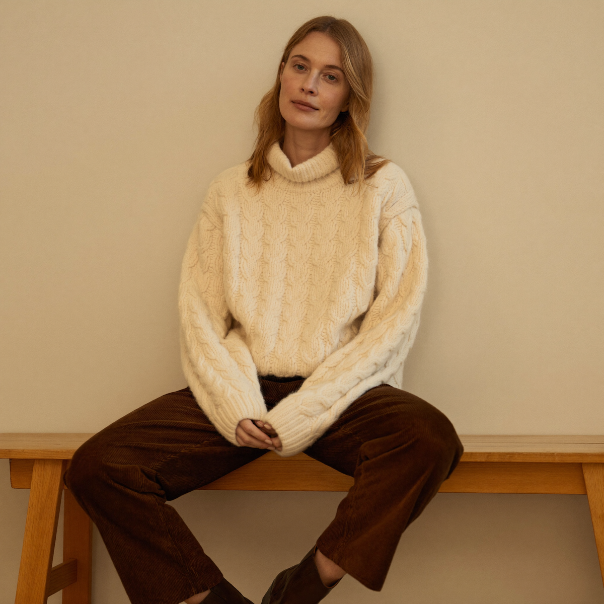 Zeffor Damen – cremefarbener Zopfstrickpullover mit Cordhose
